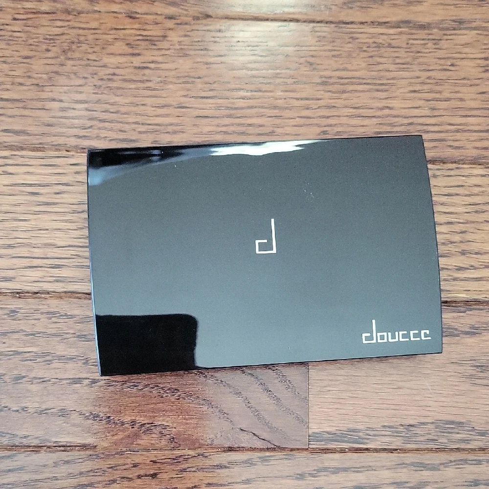 Doucce Freematic Eyeshadow Palette - Neutral and Bold Shades